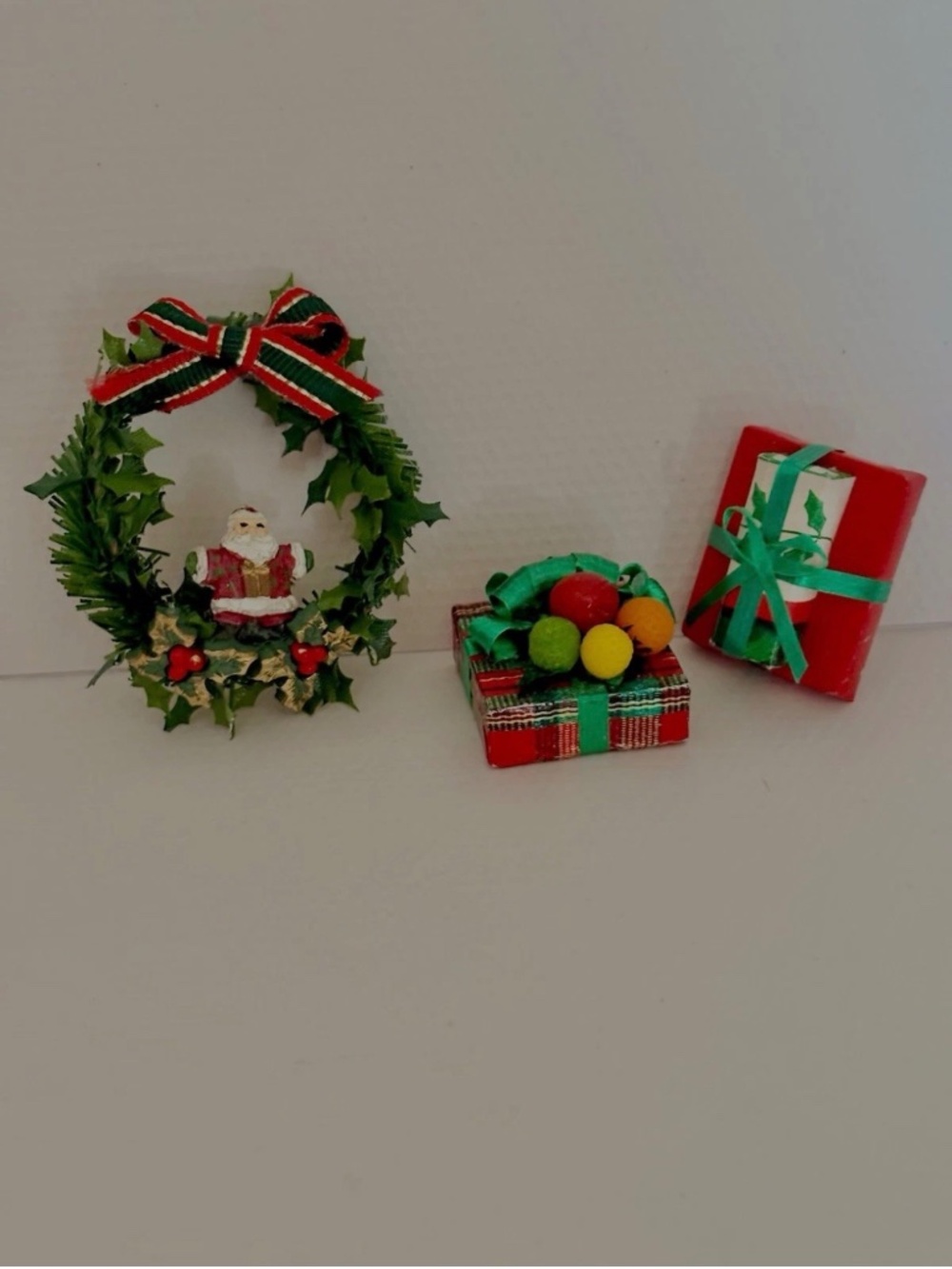 Dollhouse Miniature Gift Packages Presents Christmas Wreath Decorations 1:12